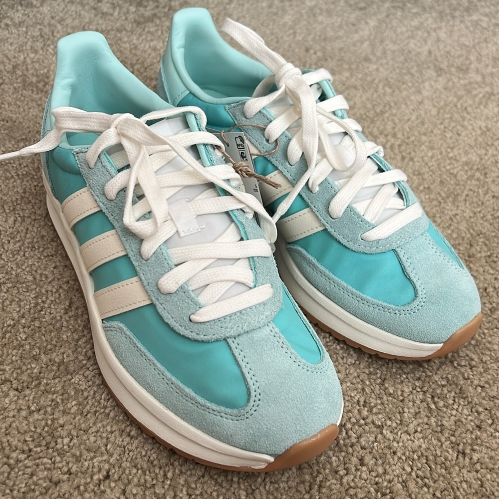 NWT Adidas Run 70s 2.0 size 6.5 womens Baby Blue and white